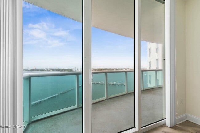 Building Photo - 231 Riverside Dr