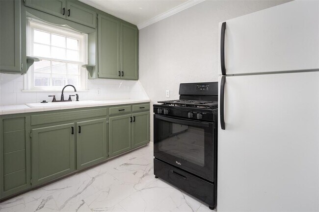 Building Photo - 906 NW 46th St