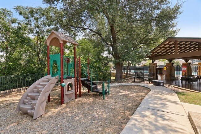 Building Photo - 3008 Paseo de Charros