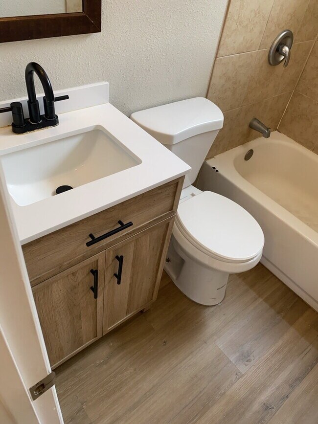 Building Photo - AVAILABLE NOW!  "Charming 2-Bedroom Gem in Denver's Heart with Spacious Layout - 837 Sq Ft of Coz...