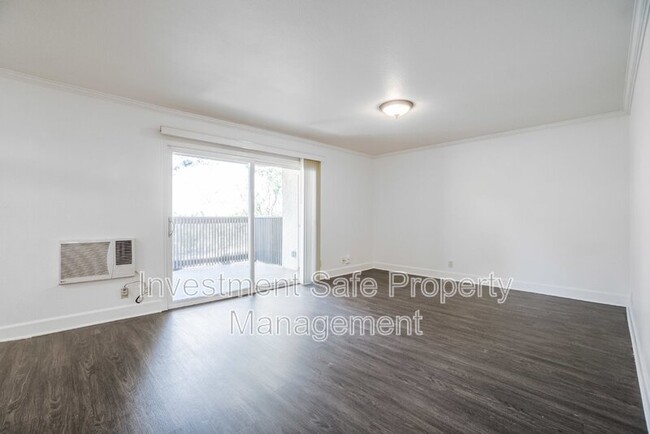 Building Photo - 8509 Villa La Jolla Dr