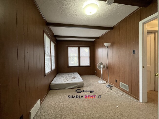 Building Photo - 3 Bedroom Home on Campus, Free Parking Ava...