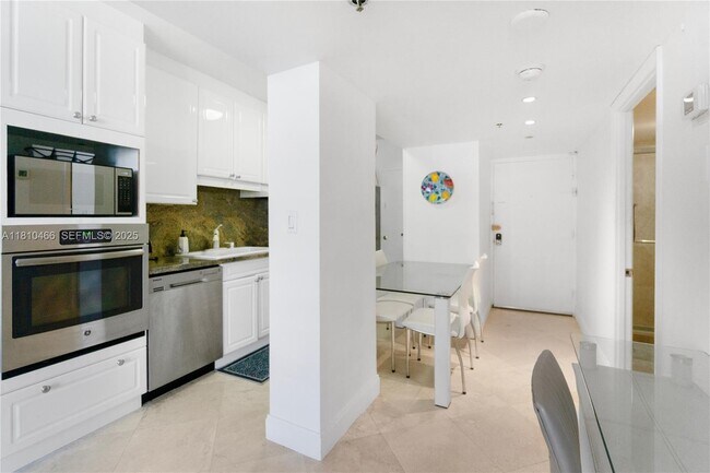 Building Photo - 100 Lincoln Rd