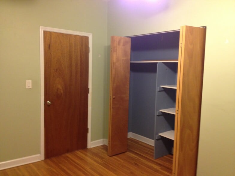 Master Bed Closet - 1952 W George St