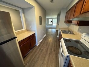 Building Photo - 2 bed 2 bath garden unit at Avery Close!