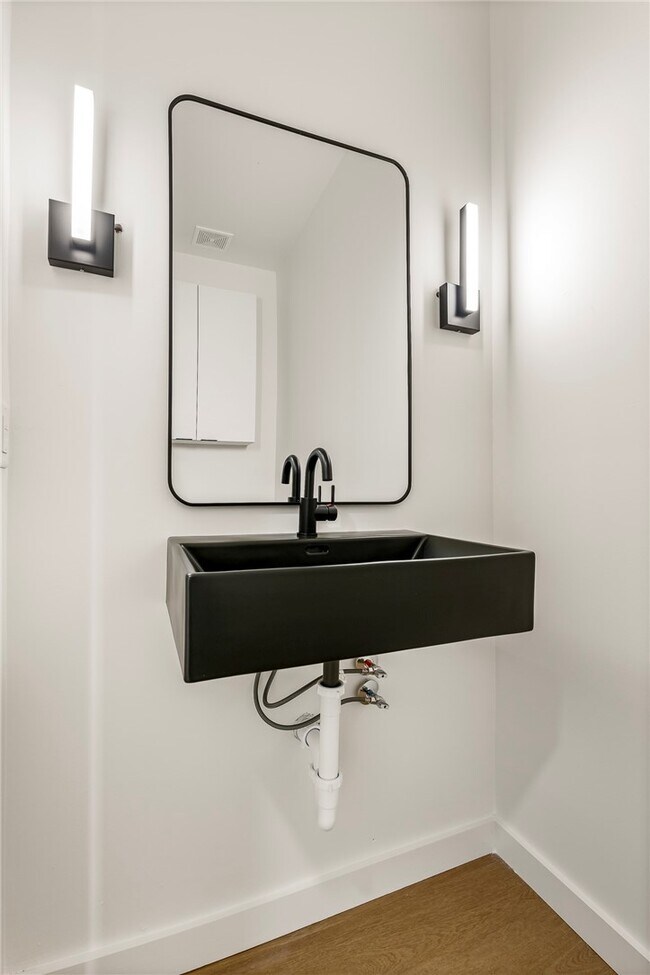 Building Photo - 949 SE 10th St