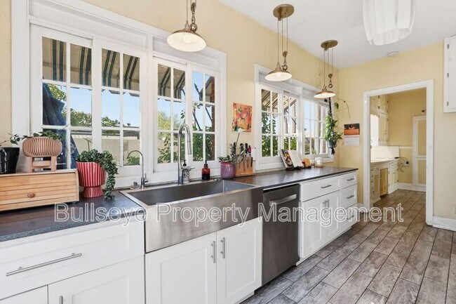 Building Photo - 525 W Lynwood St