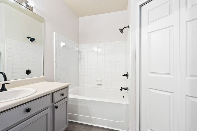 Building Photo - 447 W Longleaf Dr