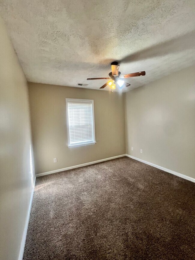 Building Photo - Sweet Living on Sweet Bay Drive - Move in Ready!