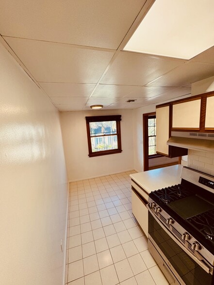 New Stainless Range - 636 S Burnside