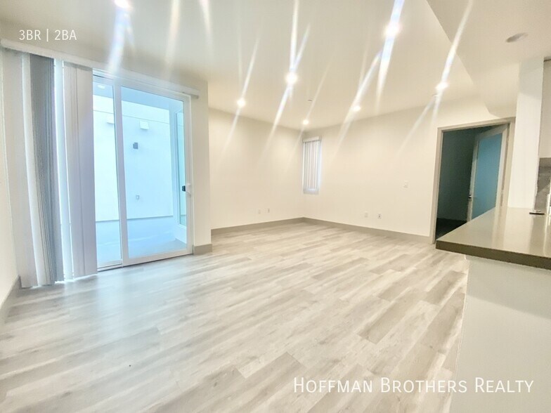 Building Photo - 4849 Oakwood Ave