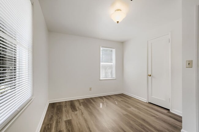 Building Photo - Recently Updated 3 Bed 2 Bath Seattle Home w/ Attached Garage!
