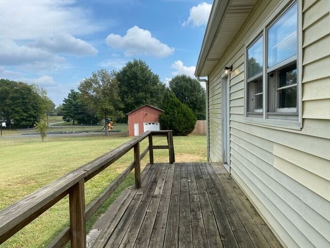 Building Photo - For Rent - Renovated One Bedroom Unit in G...