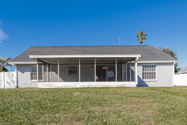 Building Photo - 38926 Carr Dr