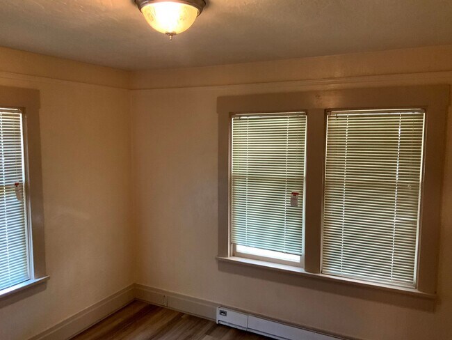 Building Photo - 2 Bedroom House in Springfield