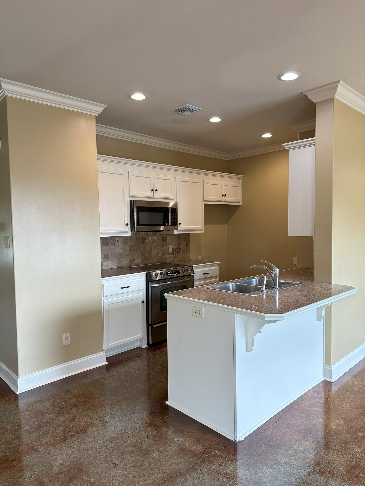 Building Photo - 111 Village Square Dr