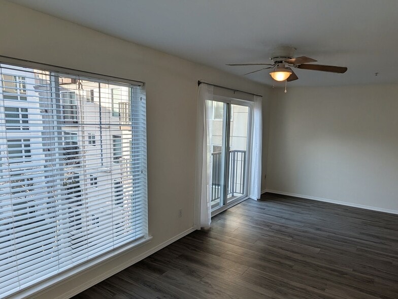 Building Photo - 323 Queen Anne Ave N