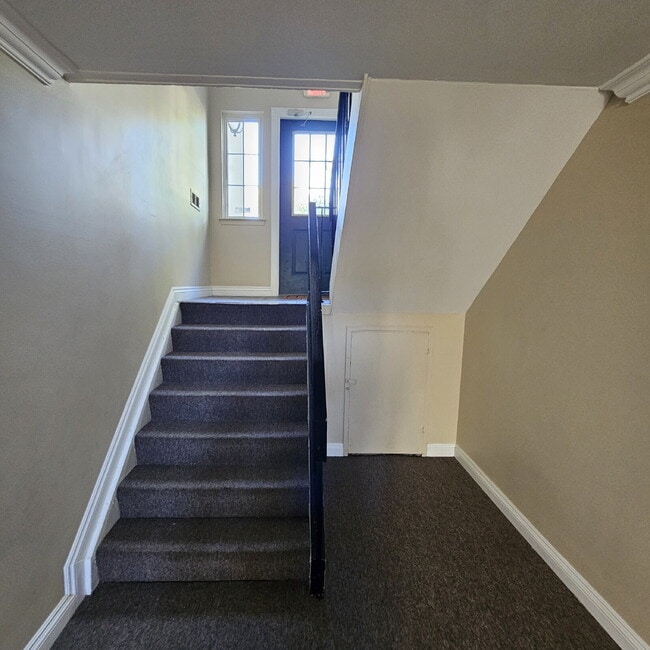 Building Photo - Nice 2 Bedroom, 1.5 Bath Condo Near Hall R...