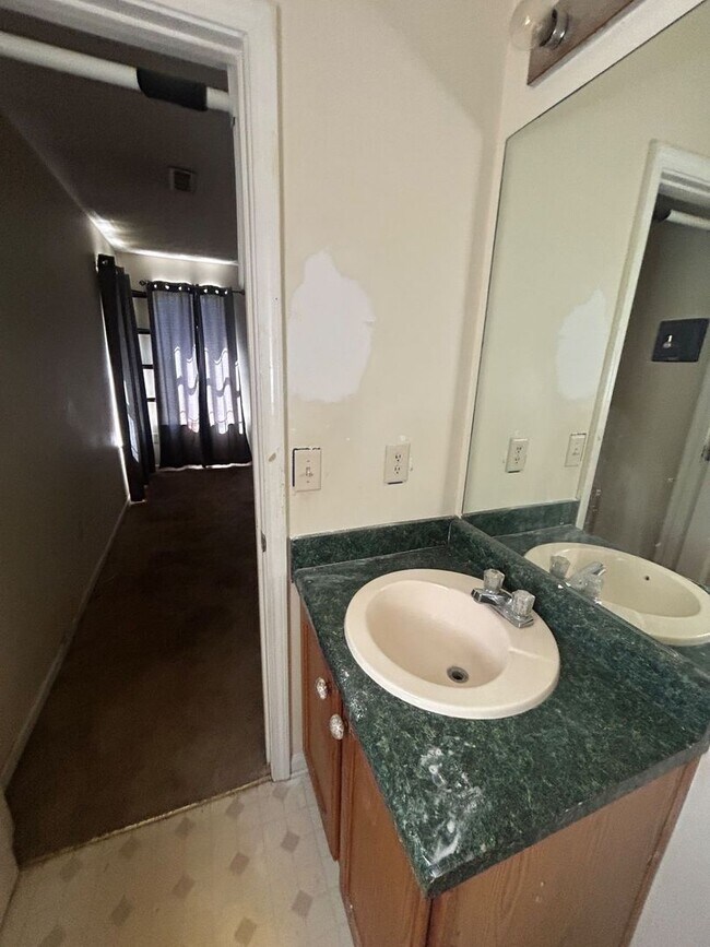 Building Photo - 9 Evan Ct