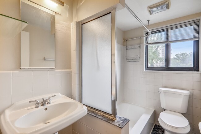 Building Photo - 7611 Maple Ave