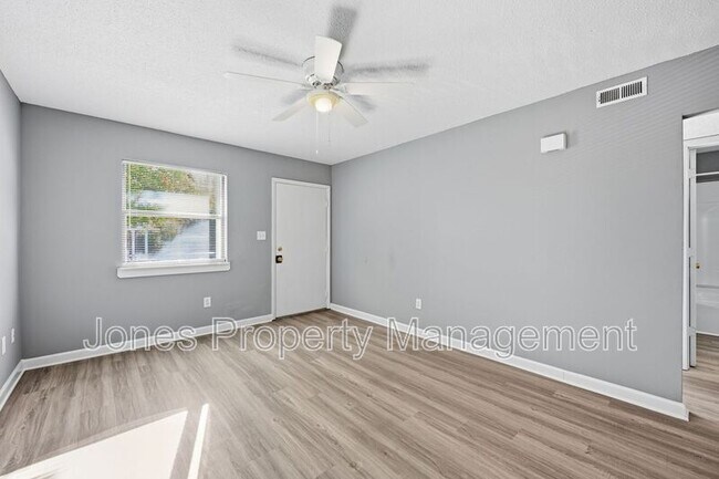 Building Photo - 905 Chimneys Ln