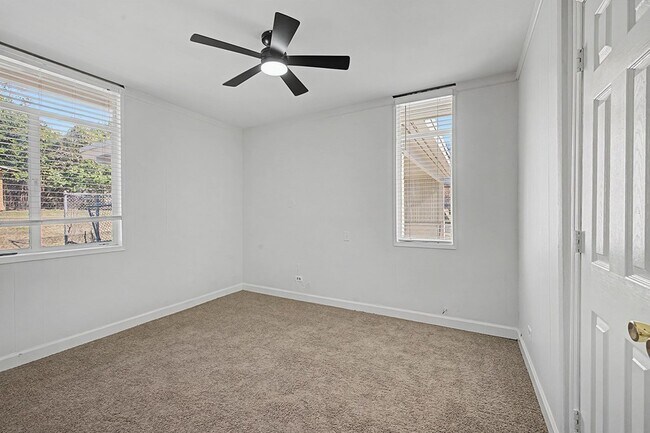 Building Photo - 1008 N Van Buren St