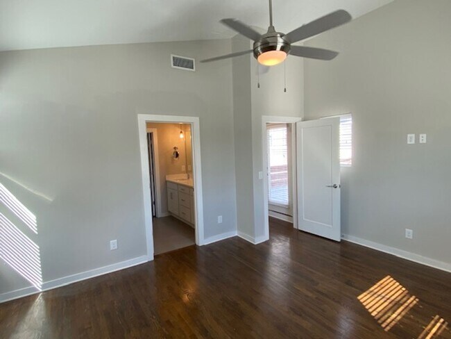 Building Photo - East Nashville with Roof-top Deck and 2 car garage!!