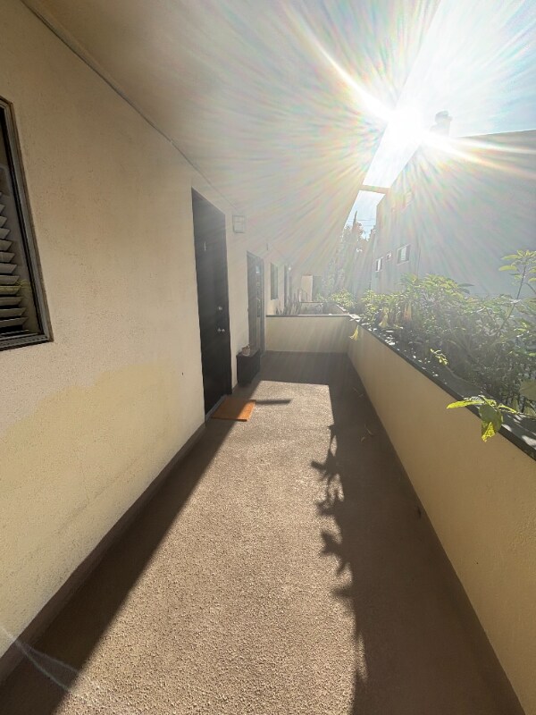 Building Photo - 2042 Beachwood Dr