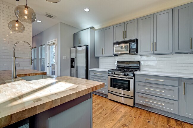 Building Photo - 4308 Lillian St