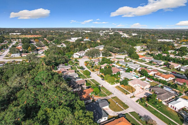 Building Photo - Centrally located in Altamonte Springs, Fl...