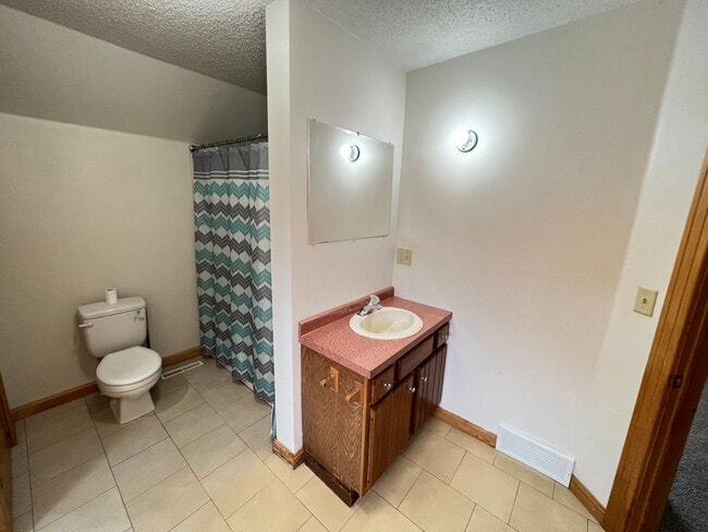 Building Photo - Spacious 3bd/2ba - AVAILABLE NOVEMBER!