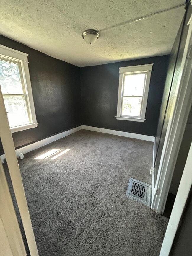 Building Photo - SECTION 8 and EDEN Accepted! Spacious with 6 Br!