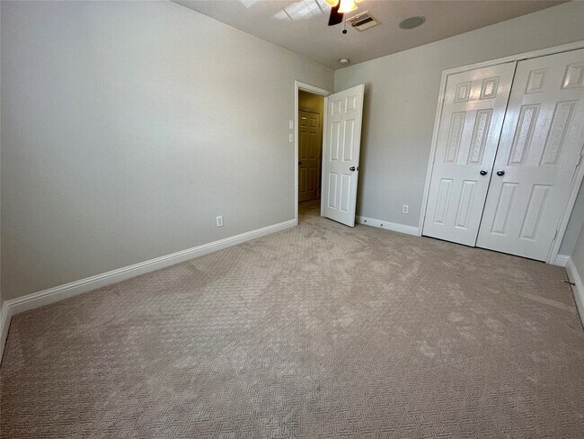 Building Photo - 16130 Limestone Lake Dr