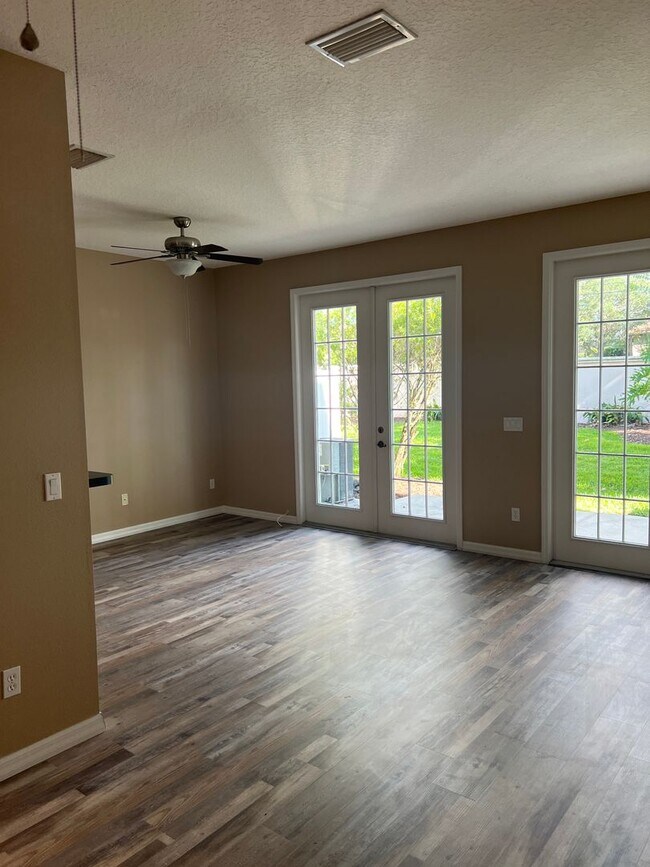 Building Photo - 2/2.5 Townhome in desirable Barclay Reserve!
