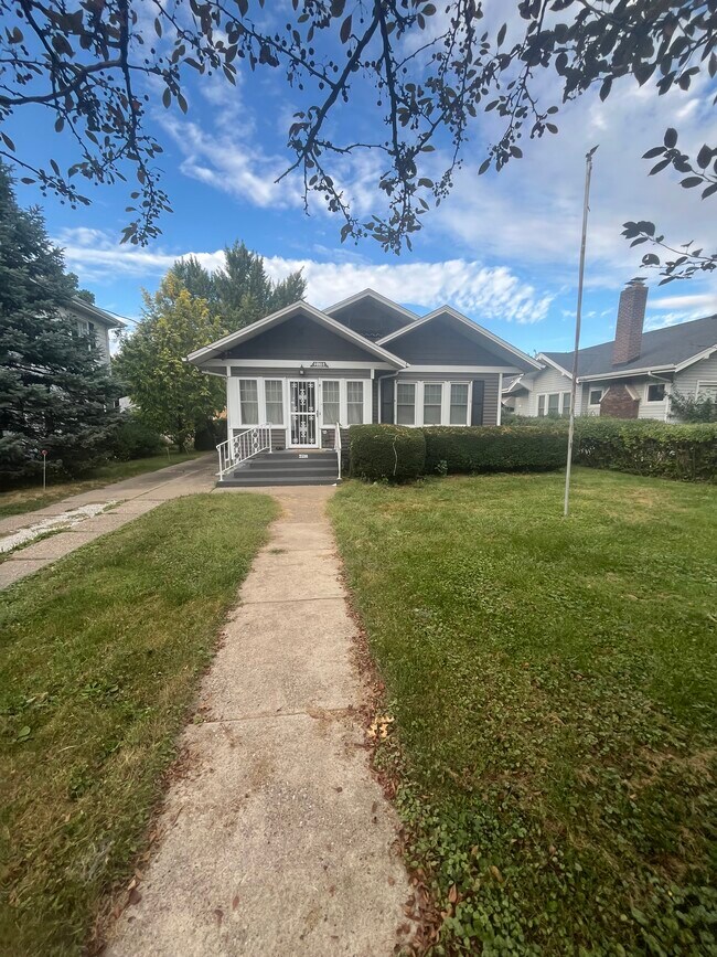 Building Photo - 2118 Elm St