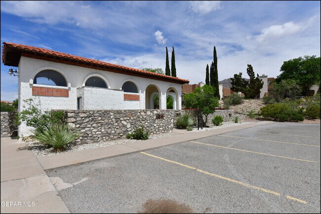 Building Photo - 6201 Escondido Dr