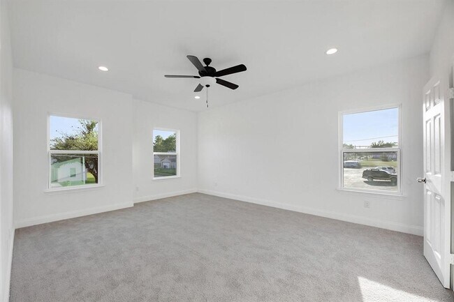 Building Photo - 3720 Washington St