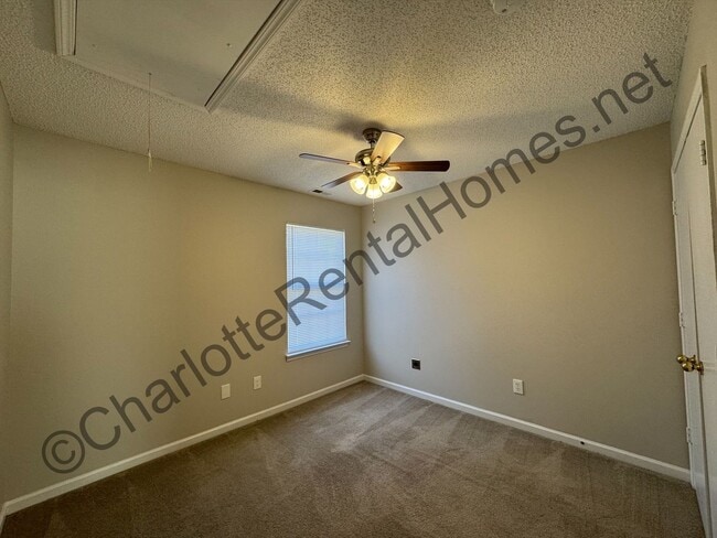 Building Photo - Nice single family home with 3 bedrooms and 2.5 bathrooms