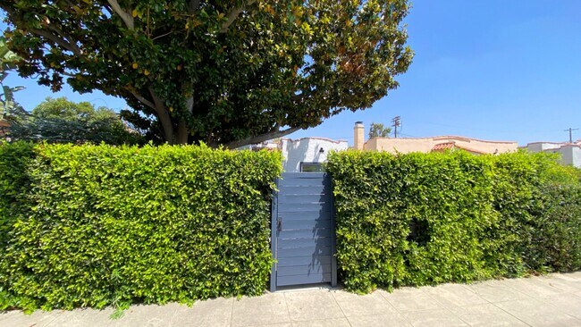 Building Photo - 3835 Hollypark Pl