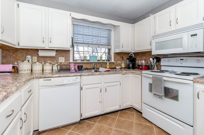 Building Photo - Large SW CoMo Duplex - 4 bed - 2.5 bath