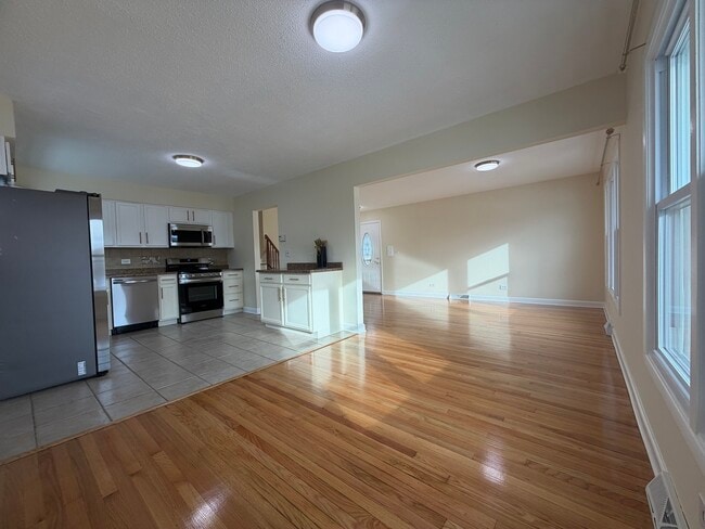 Building Photo - 3837 Emerson Dr