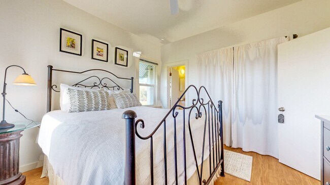 Building Photo - Charming 2 bedroom 1.5 bath plus office ho...