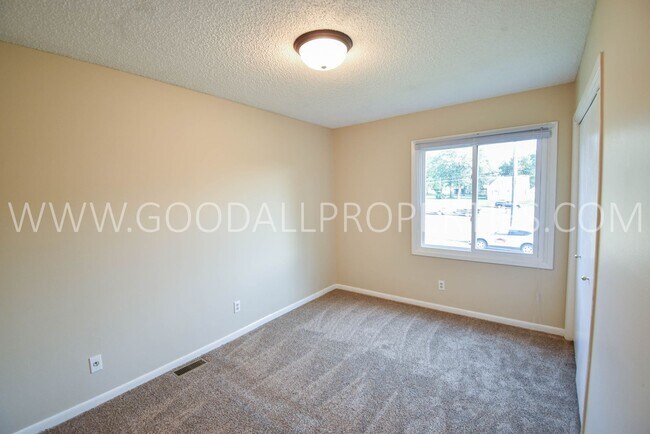 Building Photo - Half Off 1st Months Rent! 3 Bedroom 2 Bath...