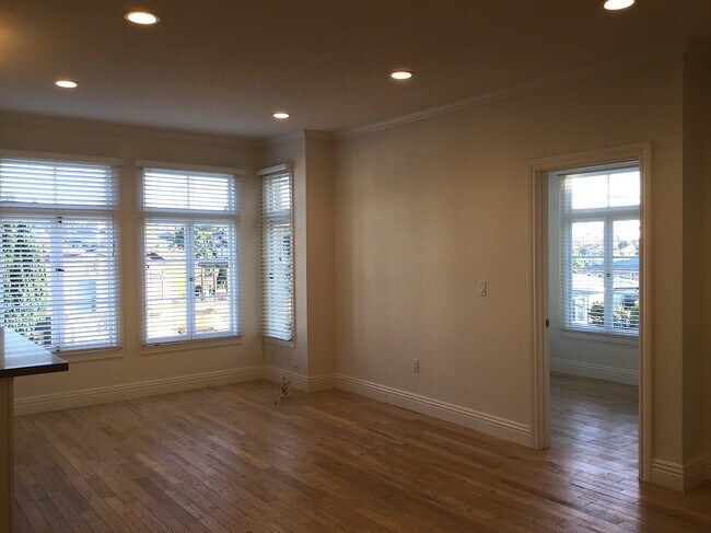 Building Photo - 633 Alma Ave