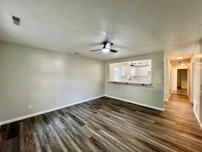 Building Photo - Renovated  3 bedrooms 1 full bath