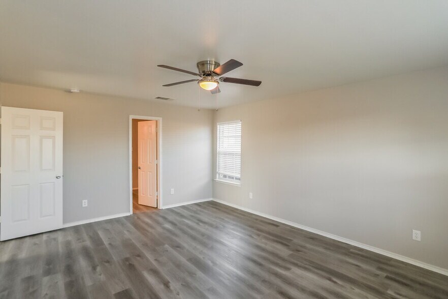 Building Photo - 628 Rockbrook Dr