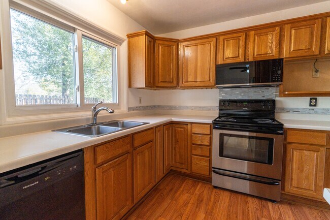 Building Photo - 2610 E Pikes Peak Ave