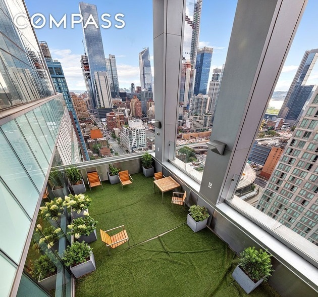 Building Photo - 350 W 42nd St