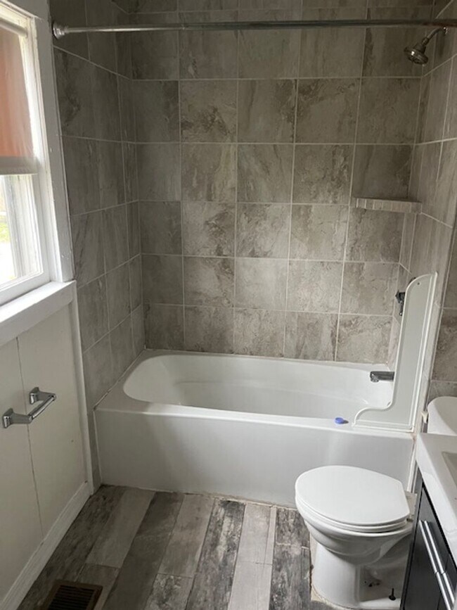 Building Photo - Cozy Multi-Level Living Close to Downtown