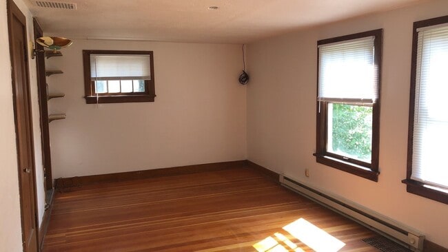 Building Photo - 468-470 NE Maiden Lane